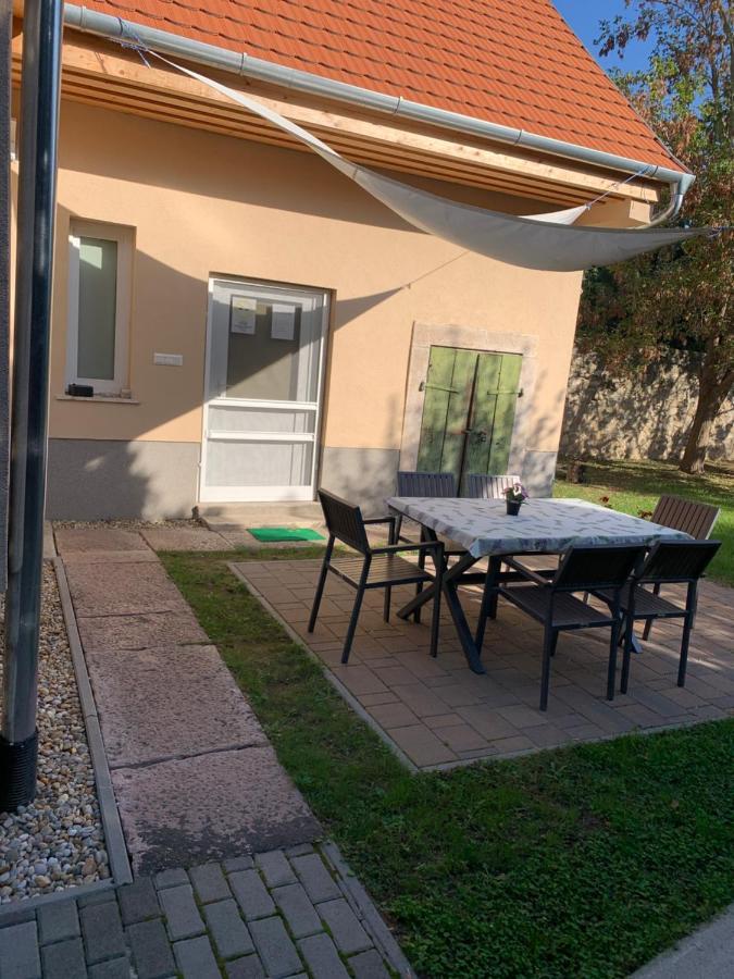 Ica Vendeghaz Apartment Sutto Exterior foto